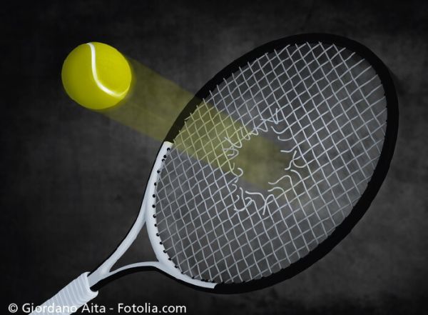 Une balle de tennis qui passe à travers la raquette