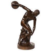 Le Discobole (littéralement, « le lanceur de disques » , en grec, Δισκοβόλος, Diskobόlos) est l'une des plus célèbres statues de l'Antiquité.