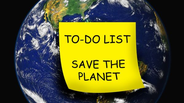 Post it collé sur la planète avec comme texte: TO-DO LIST: SAVE THE PLANET