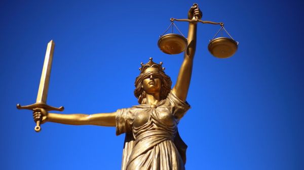 Statue de la justice avec une balance et une épée avec les yeux bandés