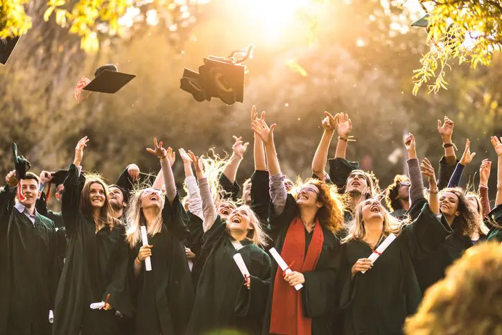 Des étudiants d'école de commerce qui célèbrent leurs diplômes