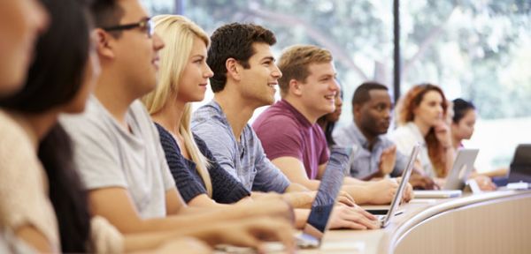 étudiants en cours en école de commerce post-bac