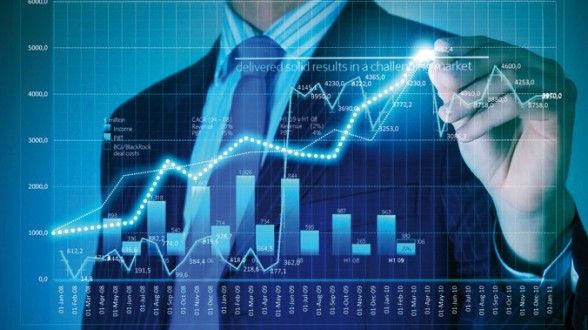 Homme qui analyse un graphique avec des courbes et des barres