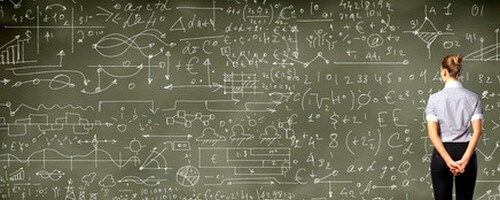 fille devant un tableau recouvert de calculs