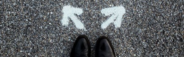 des chaussures qui hésitent à aller à gauche où à droite, faire un choix peut être difficile