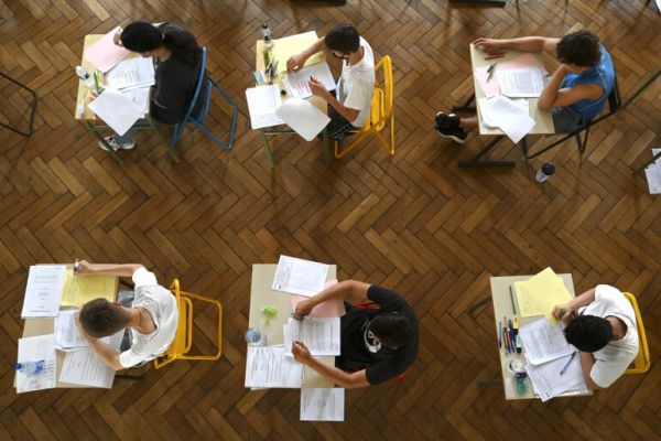 Eleve qui passe le baccalauréat - Sciences de l'ingénieur